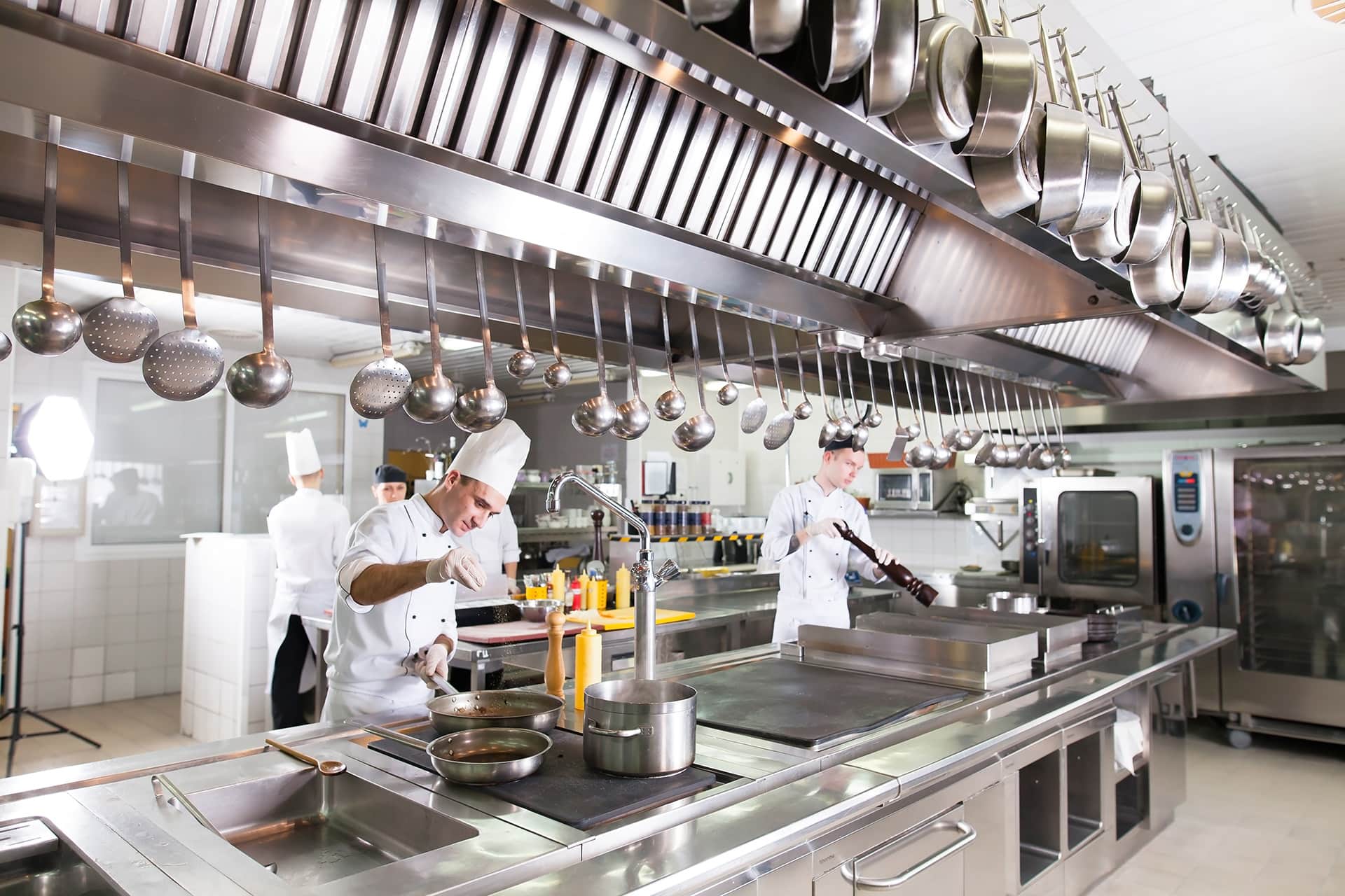 Großküchen und Kantinen müssen hygienisch sauber gehalten werden, um Lebensmittelsicherheit zu gewährleisten