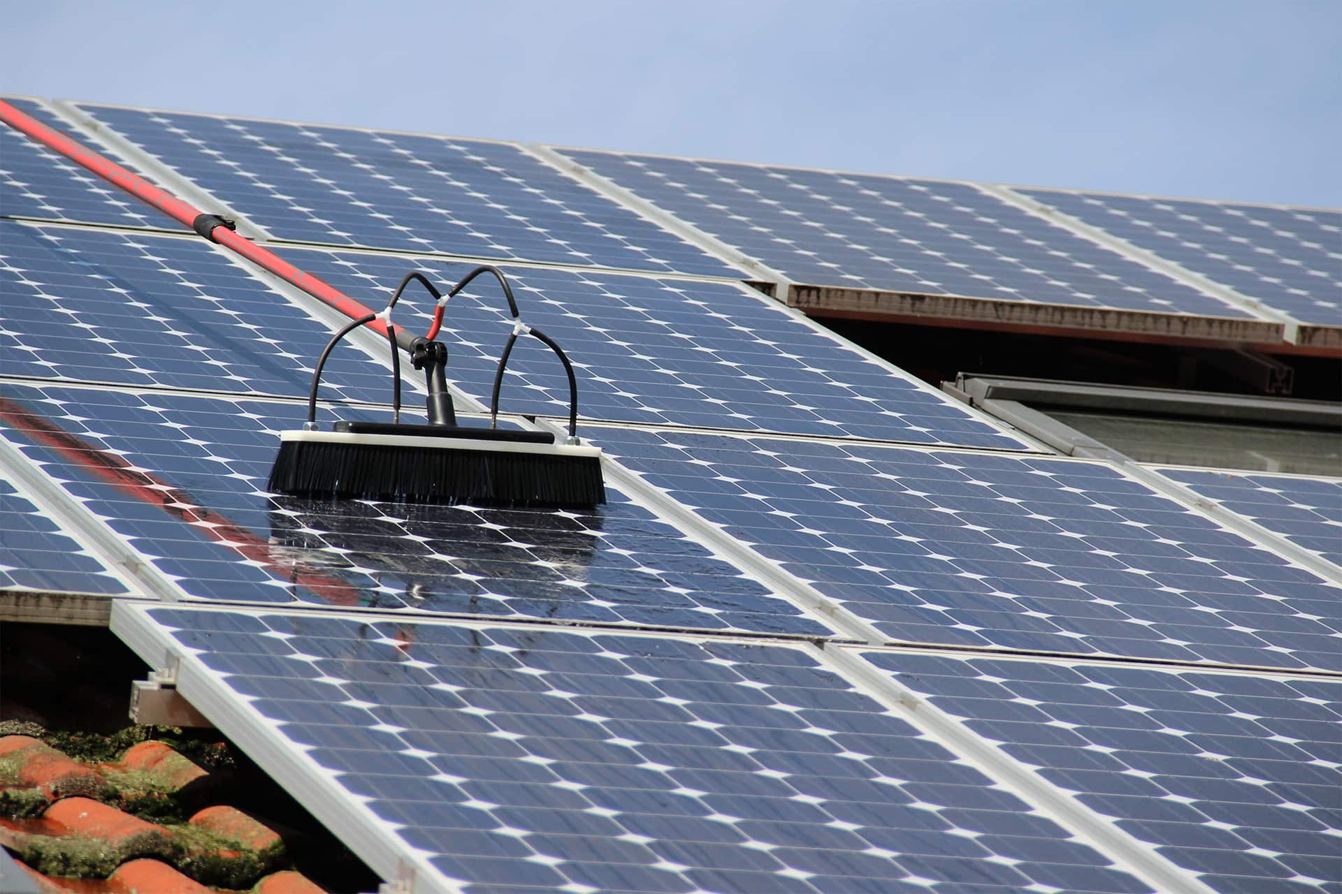 Durch Verunreinigungen kann die Energieausbeute von Solaranlagen und Photovoltaikanlagen gemindert werden