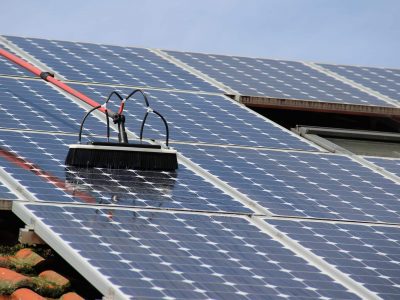 Solaranlagen müssen gereinigt werden, damit die Anlage energieeffizient arbeiten kann